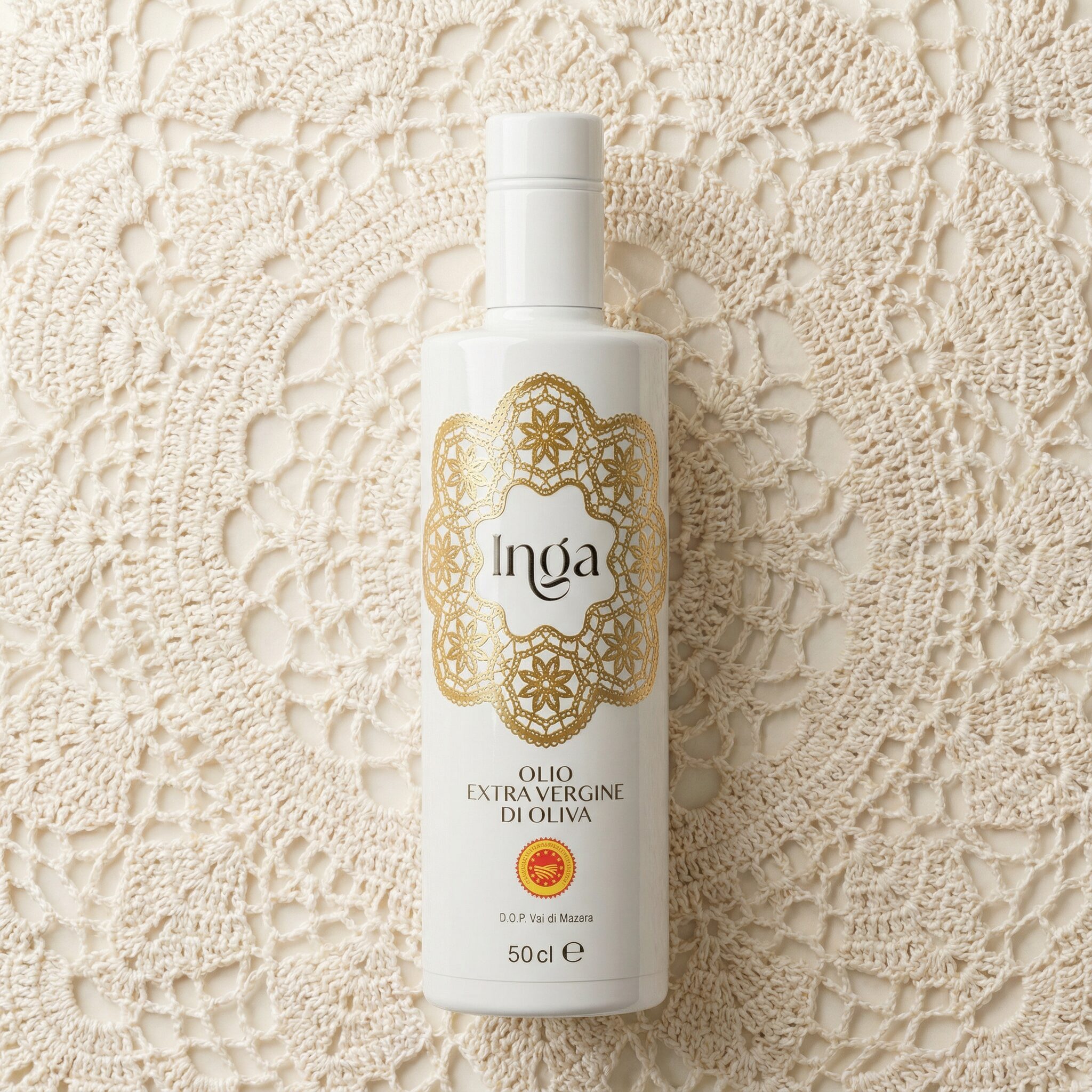 Bottiglia di olio extravergine di oliva Inga con etichetta decorativa dorata, progetto di labeling design realizzato da SiQuis.