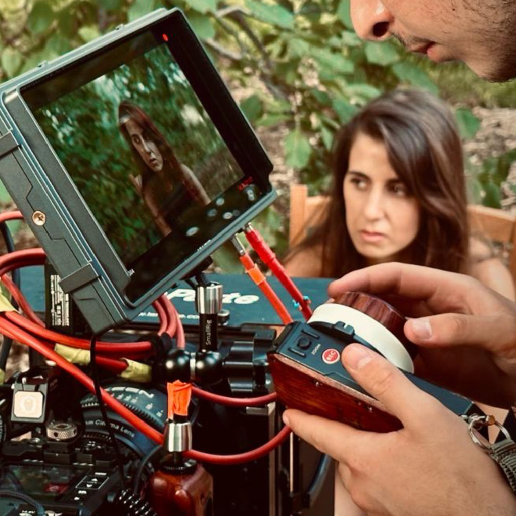 Backstage del film Killer Card durante una scena di produzione video con monitor on set, attrice, attrezzatura cinematografica e lavorazione VFX, 3D e compositing realizzata da SiQuis per Di Blasi Productions.