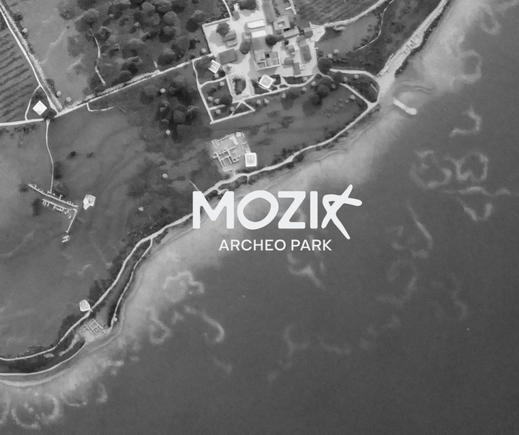Mappa aerea zenitale in bianco e nero dell'isola di Mozia con evidenziati i siti archeologici e l'area del Kothon.