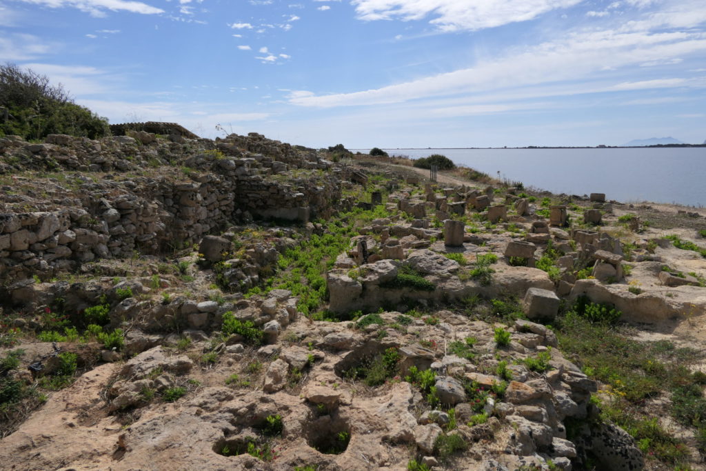 Area archeologica del Tophet a Mozia, l'antico santuario fenicio-punico all'aperto con stele votive in pietra affacciato sulla laguna dello Stagnone.