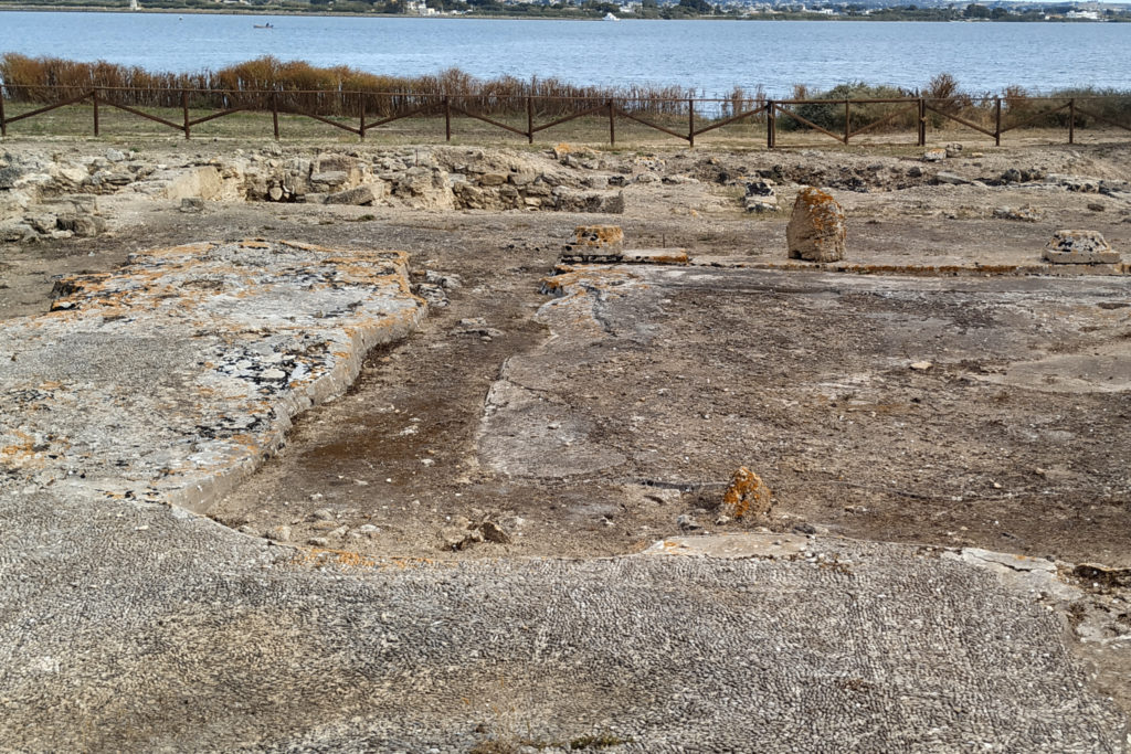 Rovine della Casa dei Mosaici a Mozia: pavimentazione antica in ciottoli bianchi e neri situata vicino alla costa della laguna.